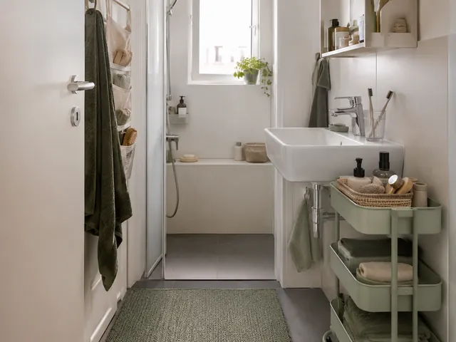Kleines Badezimmer mit mietfreundlichen Ordnungslösungen ohne Bohren